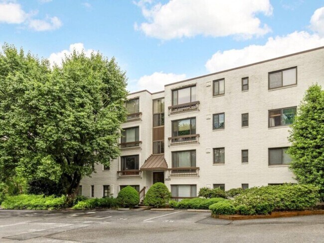 3825 Davis Pl NW, Unit 202 in Washington, DC - Building Photo - Building Photo