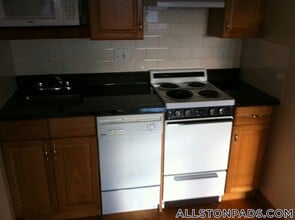 1110 Commonwealth Ave, Unit 301 in Boston, MA - Foto de edificio - Building Photo