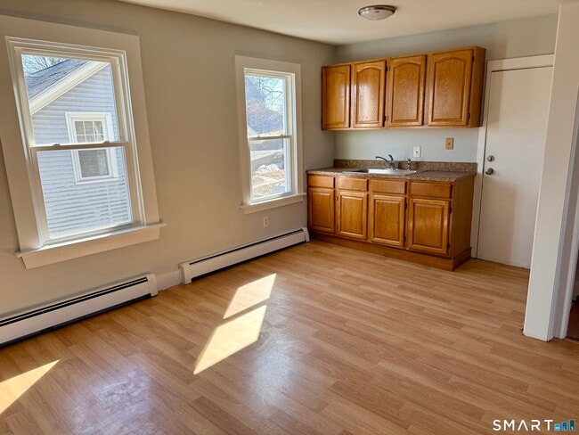 216 Vauxhall St in New London, CT - Building Photo - Building Photo