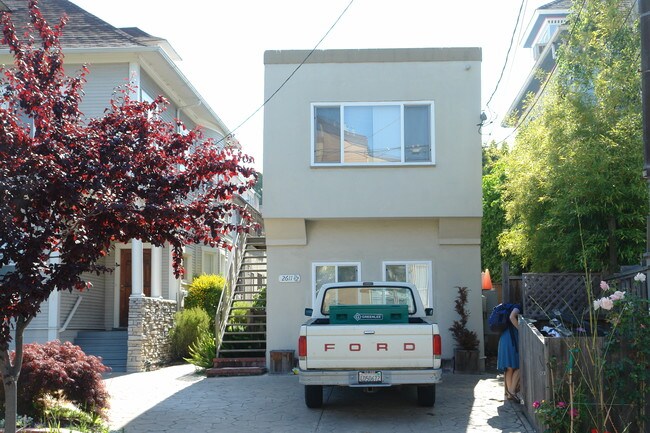 2611 Hillegass Ave in Berkeley, CA - Foto de edificio - Building Photo