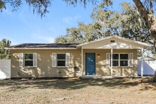 3014 N Pineway Dr in Plant City, FL - Building Photo