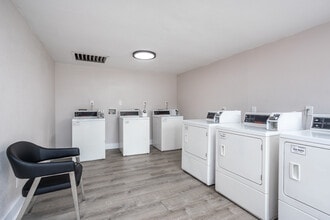 Holly Park Square Apartments in Columbus, GA - Foto de edificio - Interior Photo