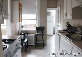 18 Alton Pl in Brookline, MA - Foto de edificio - Building Photo