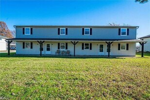 221 Brunswick Dr in Elyria, OH - Building Photo