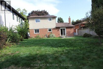 3121 Victoria St in Oakville, ON - Building Photo - Building Photo