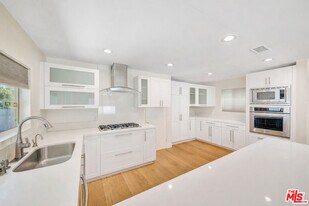 21817 Providencia St in Los Angeles, CA - Building Photo