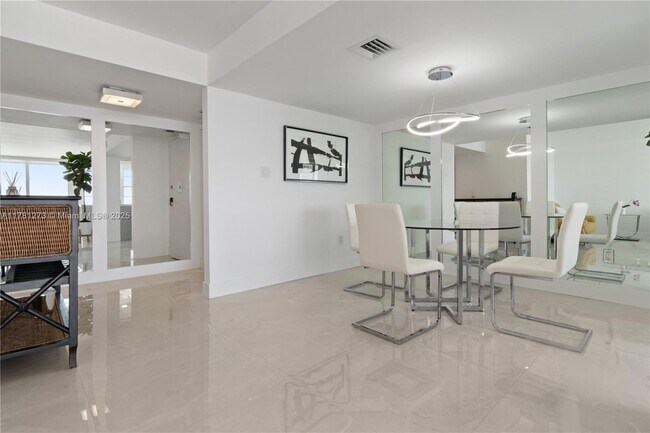 18081 Biscayne Blvd in Aventura, FL - Building Photo - Building Photo