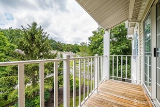 152 Darwin Ln in North Brunswick, NJ - Building Photo - Building Photo
