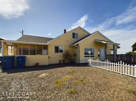 1033 NW Inlet Ave in Lincoln City, OR - Building Photo