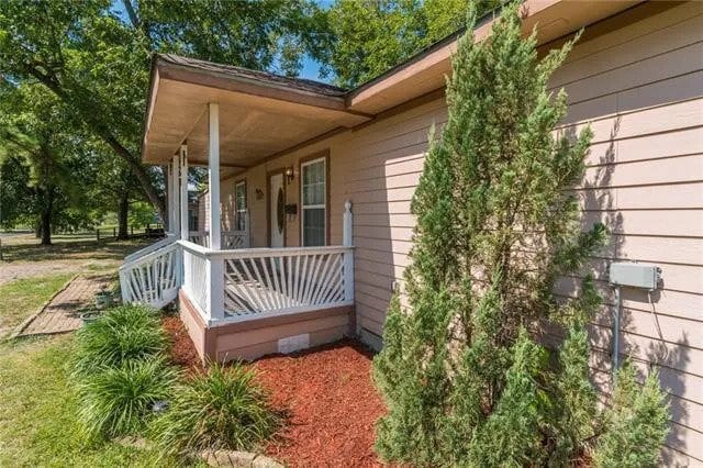 301 W Austin Ave in Cooper, TX - Foto de edificio - Building Photo