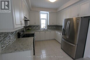 81 Grand Trunk Ave in Vaughan, ON - Building Photo