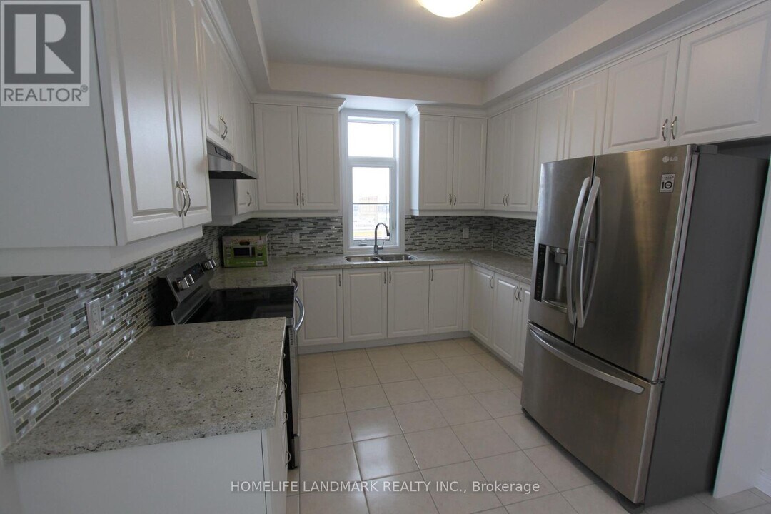 81 Grand Trunk Ave in Vaughan, ON - Building Photo