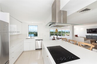 9102 W Bay Harbor Dr in Bay Harbor Islands, FL - Foto de edificio - Building Photo