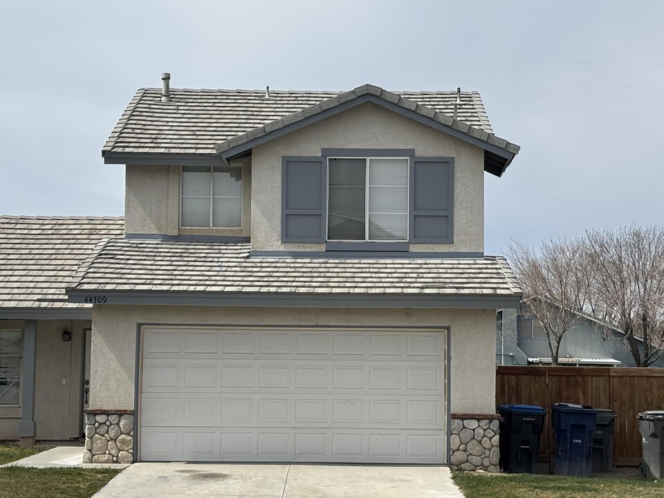 44709 Overland Ave in Lancaster, CA - Building Photo