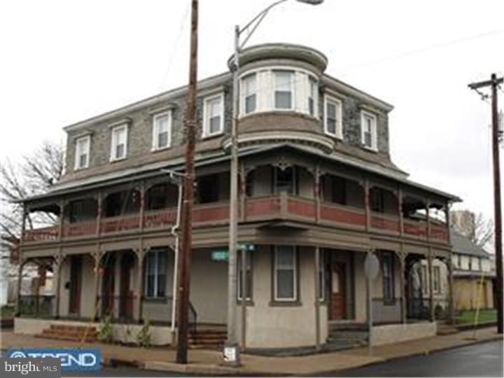 101 E Broad St in Quakertown, PA - Building Photo