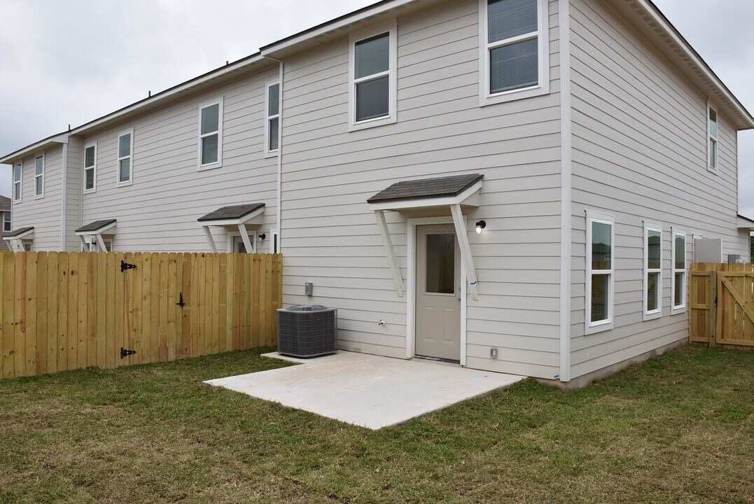 8410 Flicka Hls in Selma, TX - Building Photo