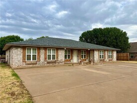 1807 Suzanne Dr in Weatherford, OK - Building Photo