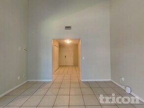 3206 Shady Glen Cir in Tampa, FL - Foto de edificio - Building Photo