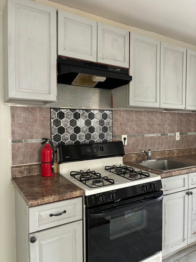 29 Taylor St, Unit 2 in Newark, NJ - Building Photo - Building Photo