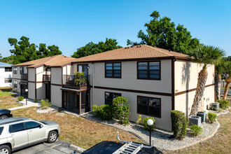 Cedar Woods in Port Charlotte, FL - Building Photo - Building Photo