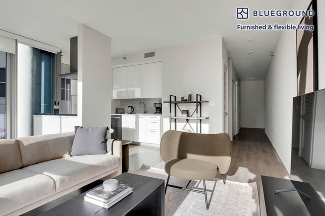 8 E Huron St in Chicago, IL - Building Photo - Building Photo