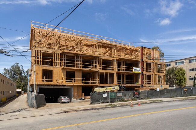 505 S Barrington Ave in Los Angeles, CA - Building Photo - Building Photo