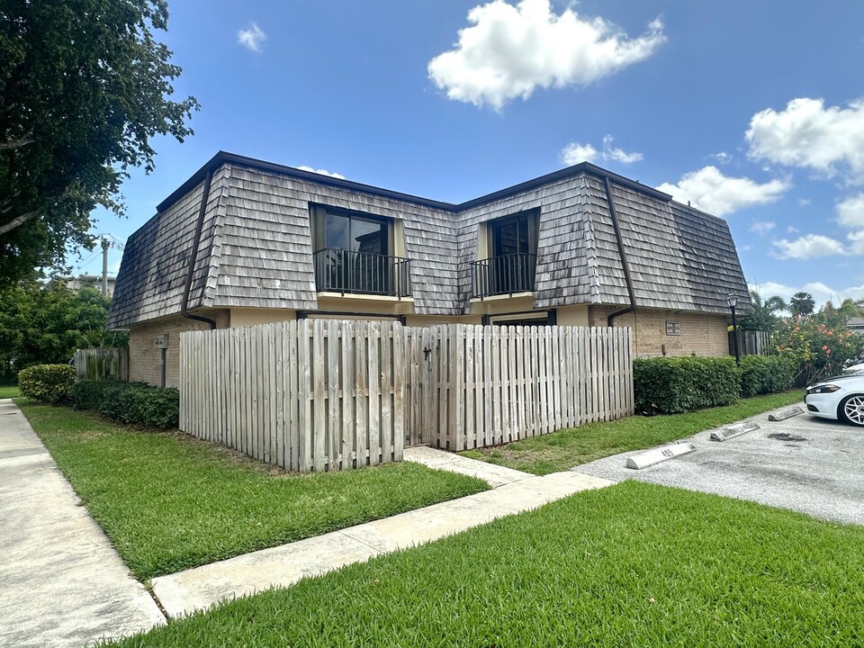 405 Arabian Rd in Palm Springs, FL - Building Photo