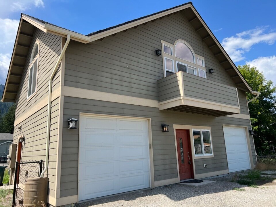 215 W Whitman St in Leavenworth, WA - Building Photo