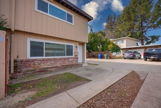 5336 Karbet Way in Sacramento, CA - Building Photo - Building Photo