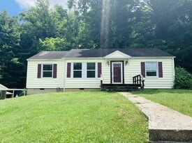 1236 Sunrise Dr in Bluefield, WV - Building Photo