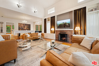 119 S Kilkea Dr in Los Angeles, CA - Building Photo - Building Photo