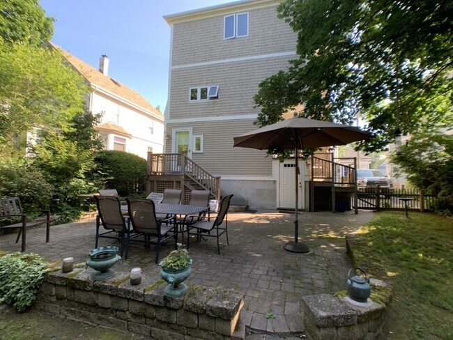 7 Brooks Ave in Newport, RI - Building Photo - Building Photo