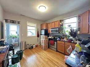 825 W Buckingham Pl, Unit M07B in Chicago, IL - Foto de edificio - Building Photo