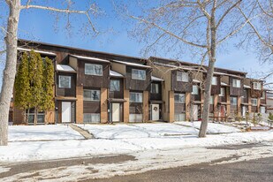 1504 Ranchlands Way NW in Calgary, AB - Building Photo