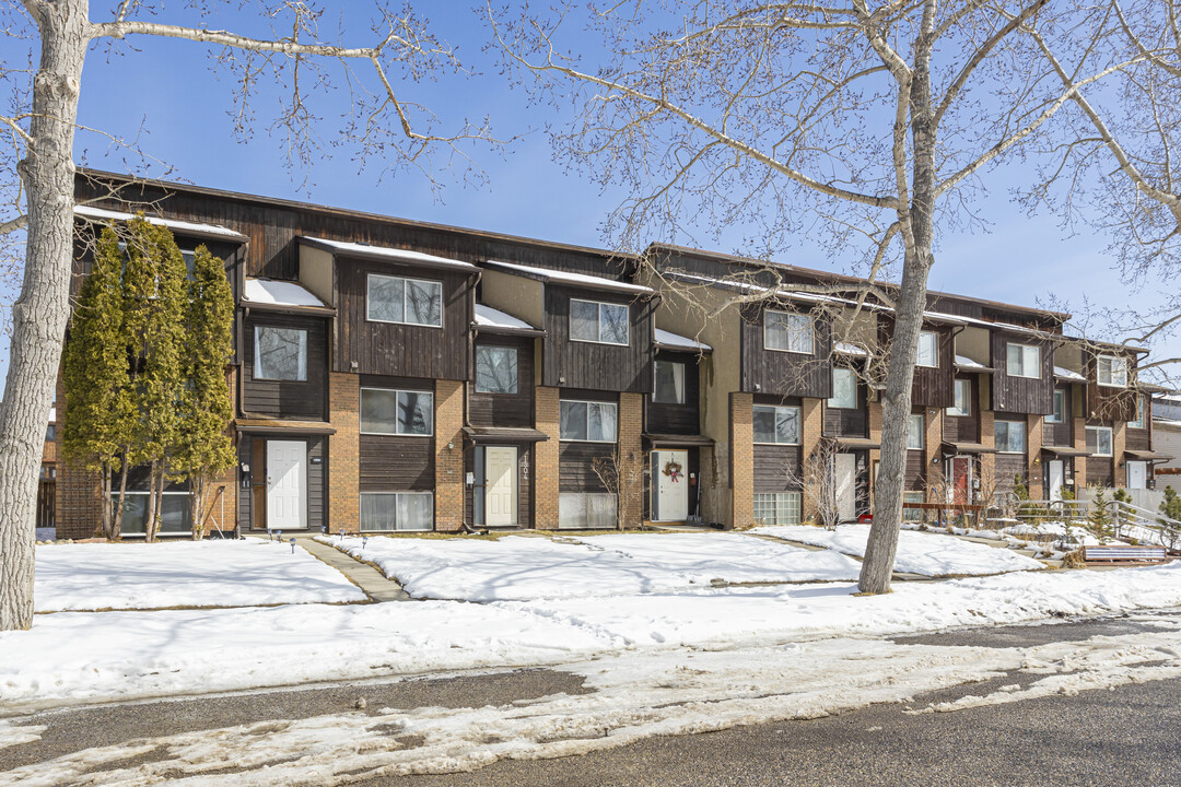 1504 Ranchlands Way NW in Calgary, AB - Building Photo