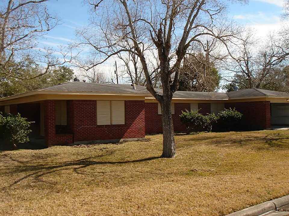 5015 Red Oak Ln in Texas City, TX - Building Photo