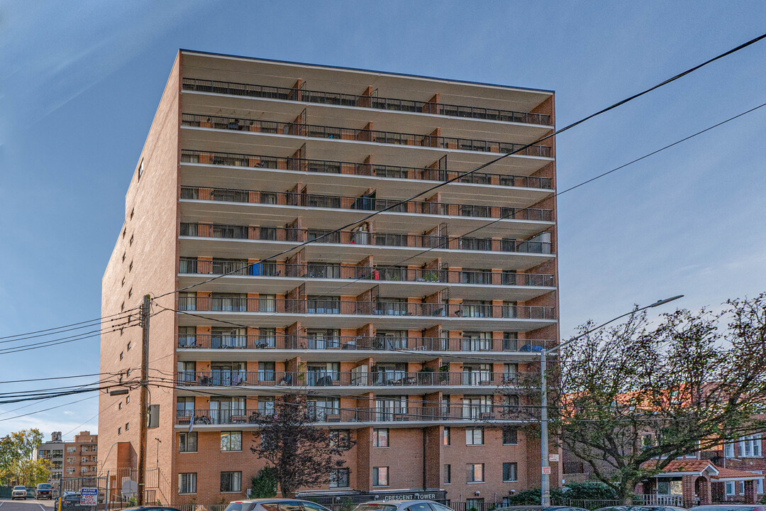 Crescent Tower in Astoria, NY - Building Photo