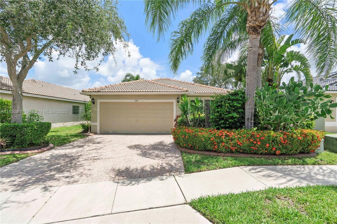 12077 SW 7th St in Pembroke Pines, FL - Building Photo