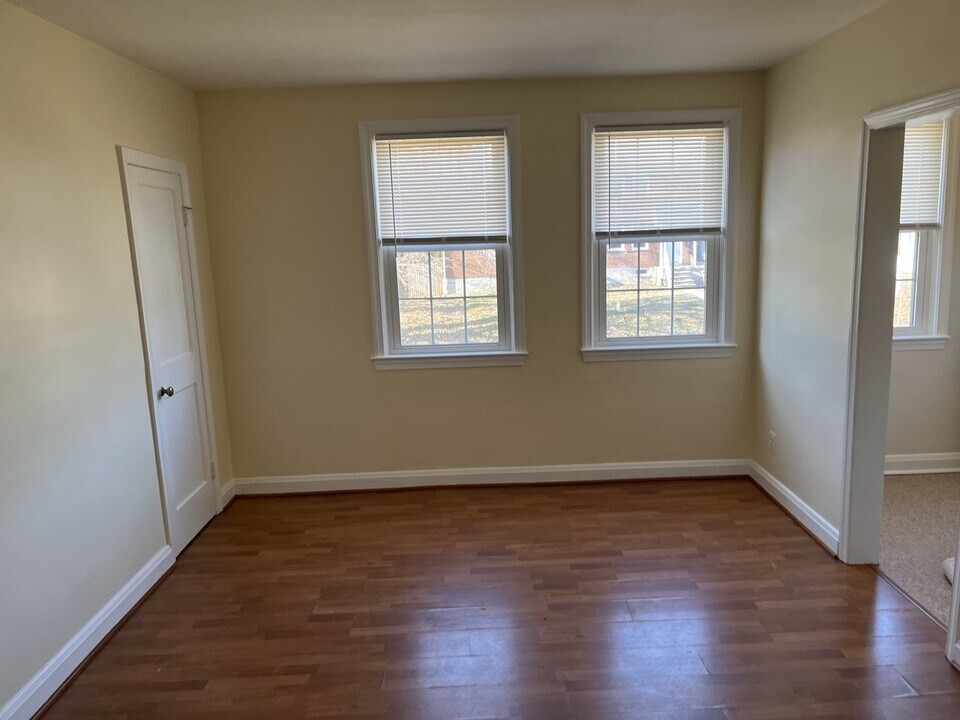 1129 Gleneagle Rd, Unit 1129B in Baltimore, MD - Foto de edificio