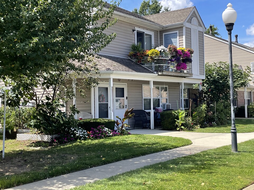Monroe Gardens in Lindenhurst, NY - Building Photo