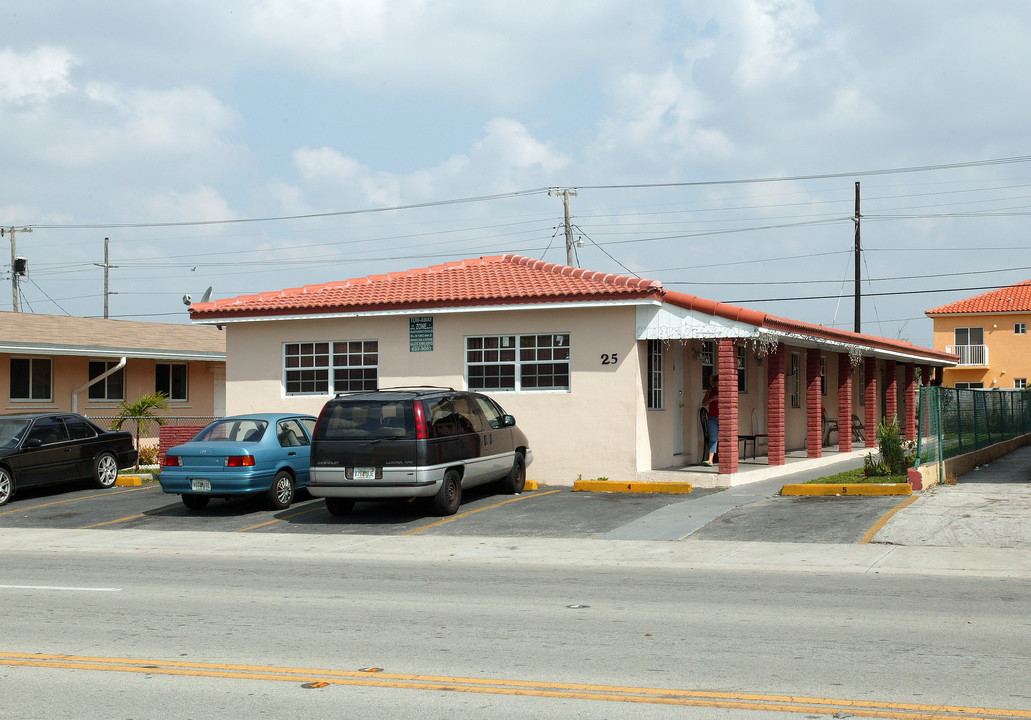 25 W 9th St in Hialeah, FL - Building Photo