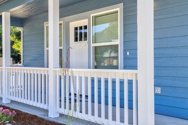 1002 SE N St in Grants Pass, OR - Building Photo - Building Photo