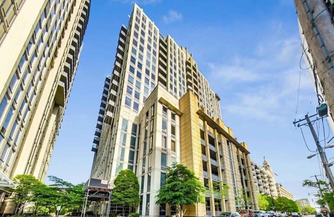 720 N Larrabee St, Unit 720 N. Larrabee Unit 902 in Chicago, IL - Foto de edificio