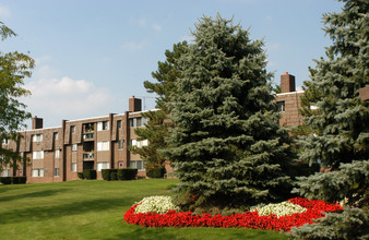 Islander Apartments in Middleburg Heights, OH - Building Photo - Building Photo