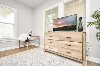 1326 Hussion St in Houston, TX - Foto de edificio - Building Photo