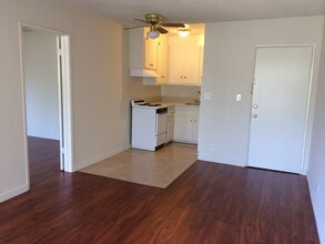 530 Veteran Ave in Los Angeles, CA - Building Photo - Building Photo