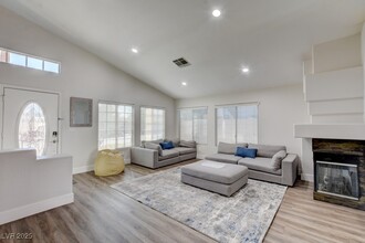 9204 Sapphire Point Ave in Las Vegas, NV - Foto de edificio - Building Photo