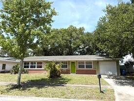 668 Hampton Dr NE in Palm Bay, FL - Building Photo