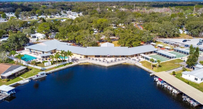 Mid Florida Lakes in Leesburg, FL - Foto de edificio