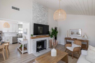 1326 Corona St in Hermosa Beach, CA - Foto de edificio - Building Photo